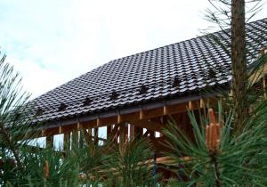 Узнайте, на что обратить внимание при выборе металлочерепицы для бани, как рассчитать количество материалов и правильно выполнить монтаж крыши.