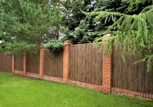 В статье разъясняется, как правильно подобрать оттенок профнастила для ограждения дома. Рассматриваются сочетания с фасадом, стилями участка и влиянием цвета на долговечность и эксплуатацию.