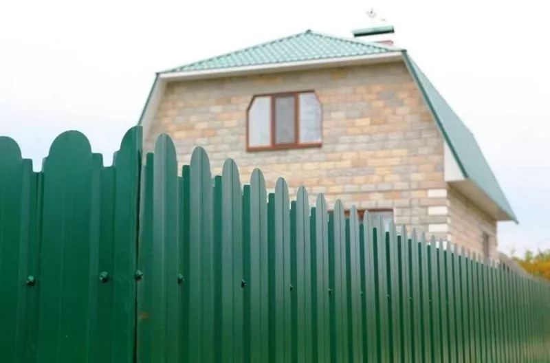 Штакетник Grand Line П-образный B фигурный 0,4 PE Double RAL 6005 Зеленый мох купить в екатеринбурге