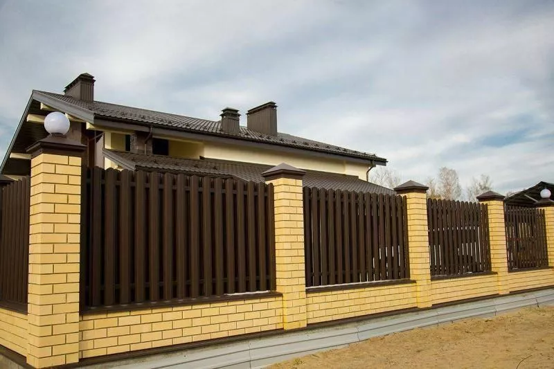 Штакетник Grand Line П-образный А фигурный 0,5 Rooftop Matte Стальной бархат RAL 8017 Шоколад купить в екатеринбурге