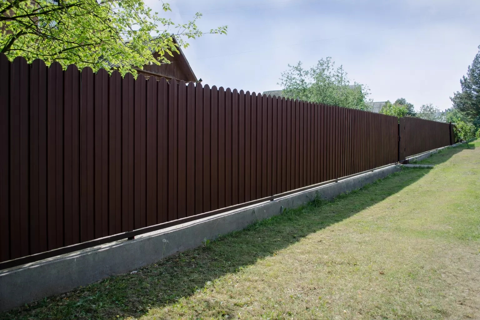 Профнастил C10 B для забора фигурный Grand Line РЕ 0,45 мм RAL 8017 шоколад купить в екатеринбурге