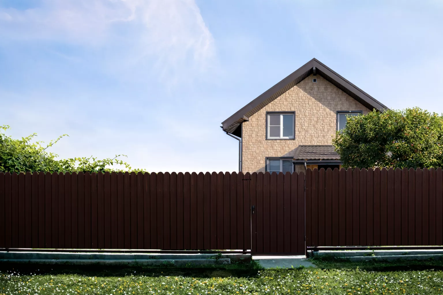 Профнастил C10 B для забора фигурный Grand Line РЕ 0,45 мм RAL 8017 шоколад купить в екатеринбурге