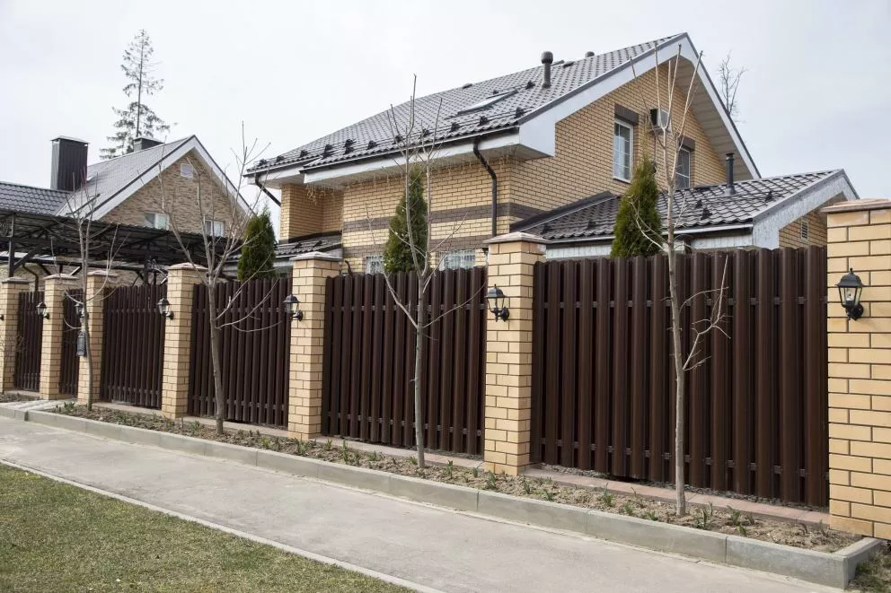 Штакетник Круглый фигурный 0,4 PE-Double RAL 8017 шоколад купить в екатеринбурге