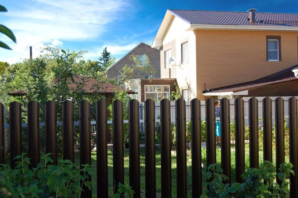 Штакетник Круглый фигурный 0,4 PE-Double RAL 8017 шоколад купить в екатеринбурге