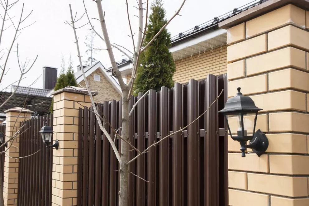 Штакетник Круглый фигурный 0,4 PE-Double RAL 8017 шоколад купить в екатеринбурге