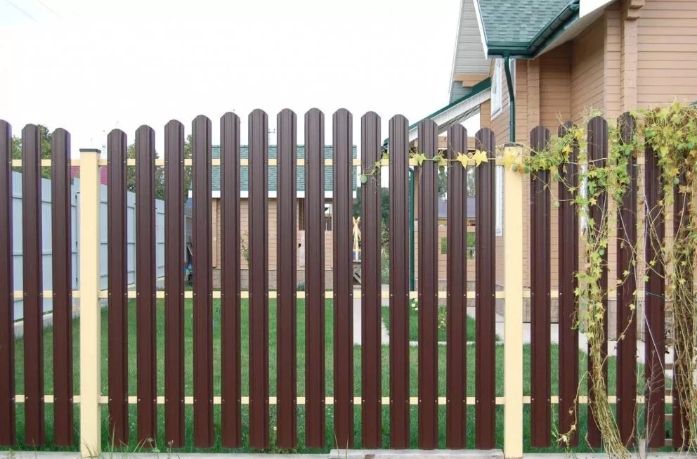 Штакетник Прямоугольный фигурный 0,5 GreenCoat Pural BT, matt RR 887 шоколадно-коричневый (RAL 8017 шоколад) купить в екатеринбурге