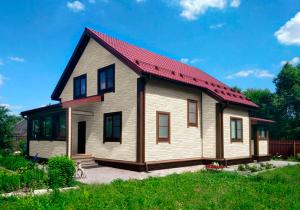 Разбираем реальные расходы на строительство частного дома: участок, фундамент, стены, кровля, коммуникации и отделка. Полная смета и советы по экономии.