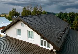 Рассмотрим виды металлочерепицы, их типы покрытий и профилей, а также критерии выбора для долговечной, надёжной и эстетичной кровли.