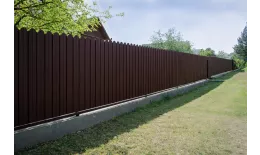 Профнастил C10 B для забора фигурный Grand Line РЕ 0,45 мм RAL 8017 шоколад купить в екатеринбурге