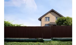 Профнастил C10 B для забора фигурный Grand Line РЕ 0,45 мм RAL 8017 шоколад купить в екатеринбурге