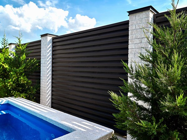 Забор из металлосайдинга