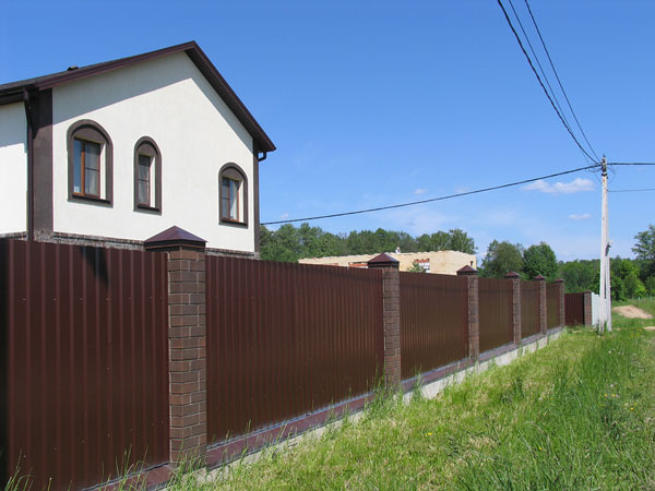 какой профнастил лучше для забора