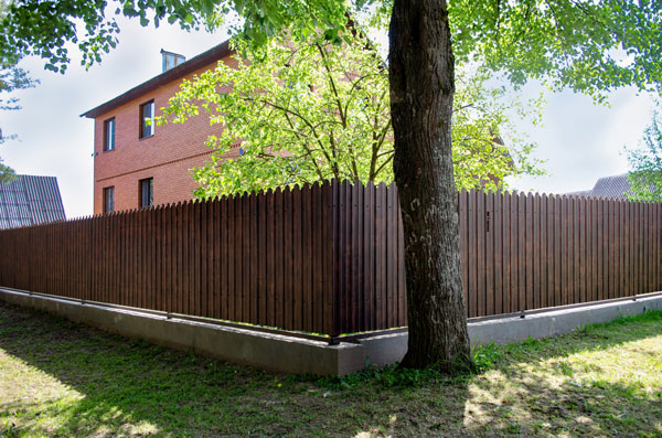 забор для дома из профнастила