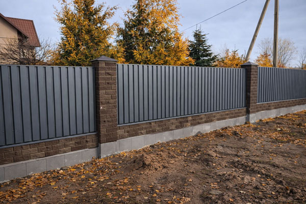 заборы для частного дома из профнастила