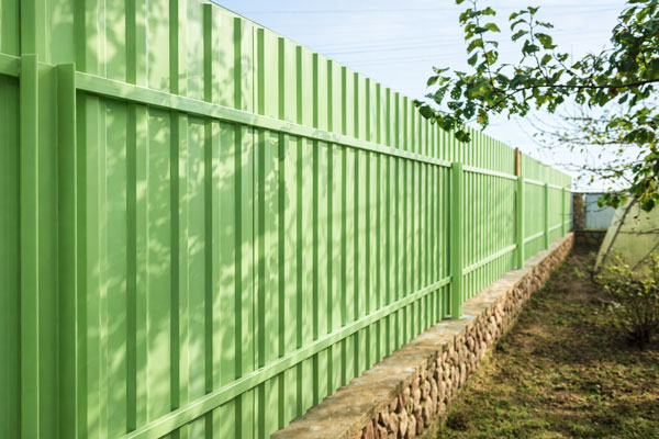 забор из профнастила между соседями