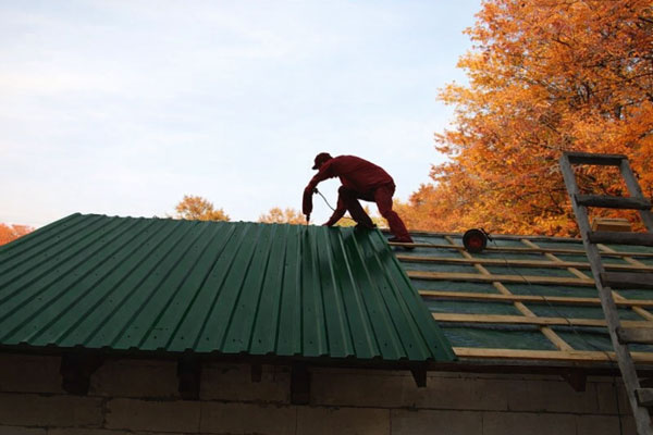 как крепить профлист на крышу