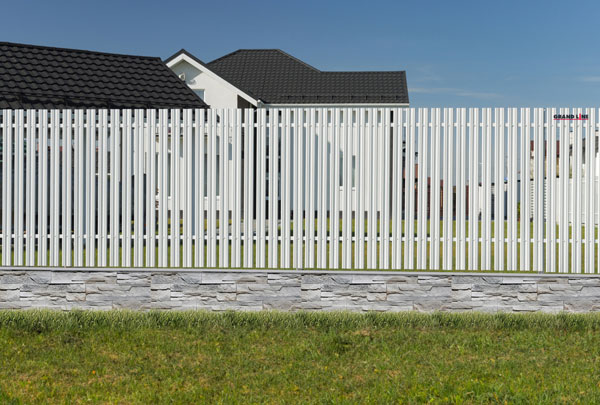 забор из белого металлоштакетника