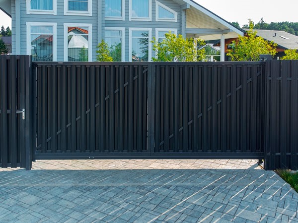 Калитка и ворота из евроштакетника в Свердловской Области калитка из металлического штакетника