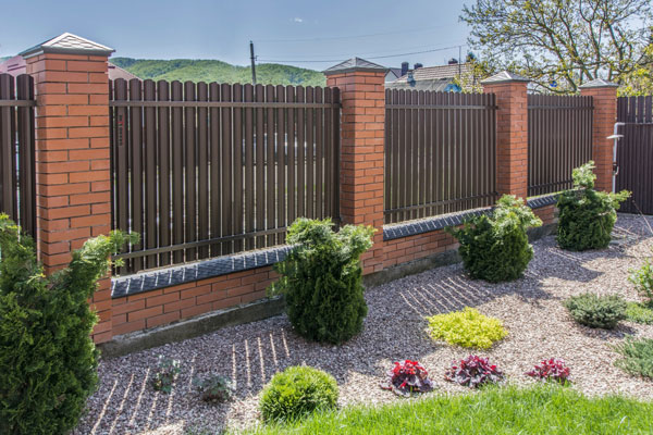 палисадник из евроштакетника